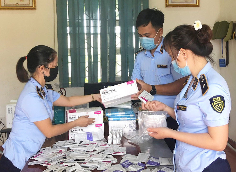  Lực lượng Quản lý Thị trường tịch thu nhiều bộ test Covid-19 nhập lậu. Ảnh: Vũ Thảo