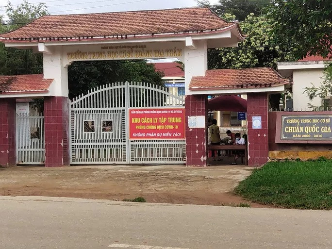 Lực lượng y tế đang lấy mẫu xét nghiệm cho học sinh tại Trường THCS Hoàng Hoa Thám