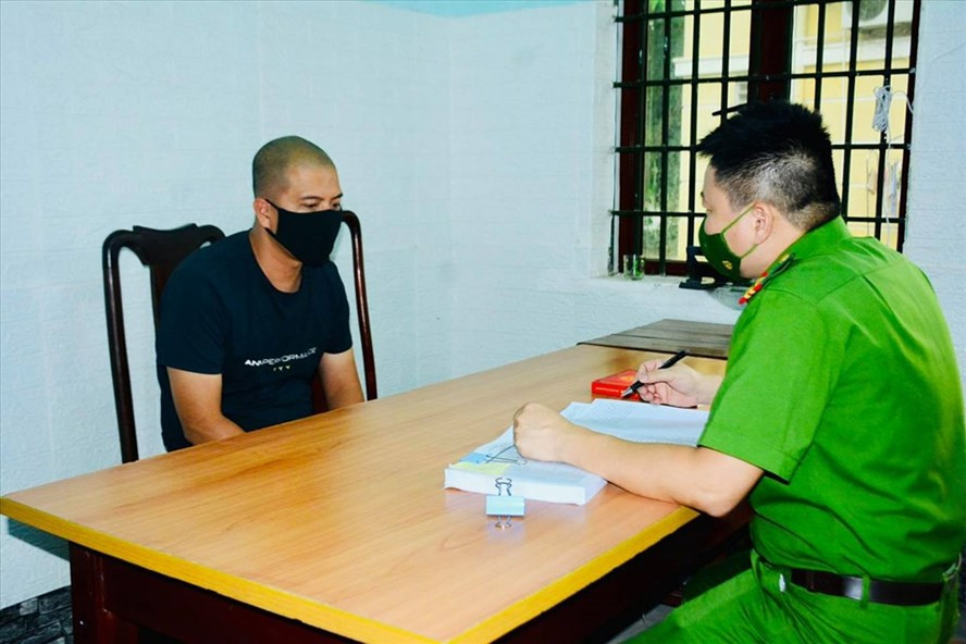 Một trong số các đối tượng tổ chức đánh bạc và cho vay nặng lãi tại Cơ quan Công an. Ảnh: CATQ