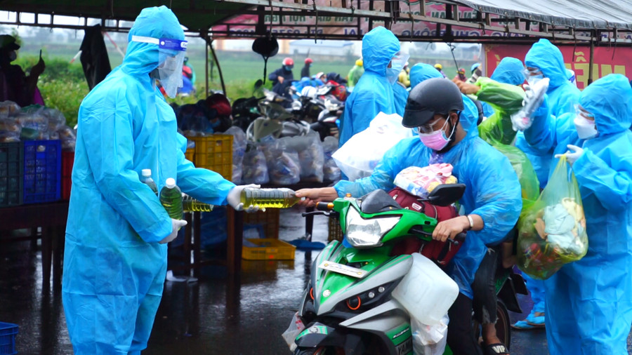  Với tinh thần tương thân, tương ái, các Mạnh Thường Quân đã hỗ trợ người dân trong suốt quá trình trở về quê tránh dịch Covid-19. Ảnh: Ngọc Thu