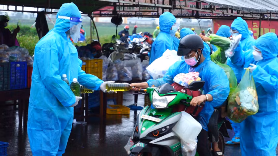  Với tinh thần tương thân, tương ái, các Mạnh Thường Quân đã hỗ trợ người dân trong suốt quá trình trở về quê tránh dịch Covid-19. Ảnh: Ngọc Thu