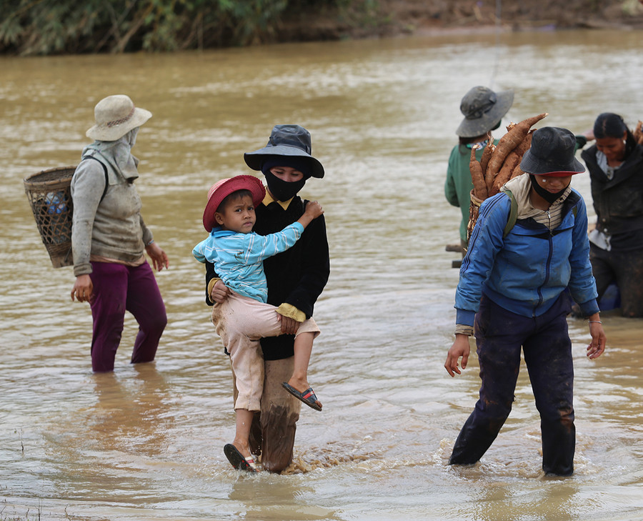 Nhiều trẻ em cũng được người lớn đưa lên bè để đi rẫy. Ảnh: Lê Văn Ngọc