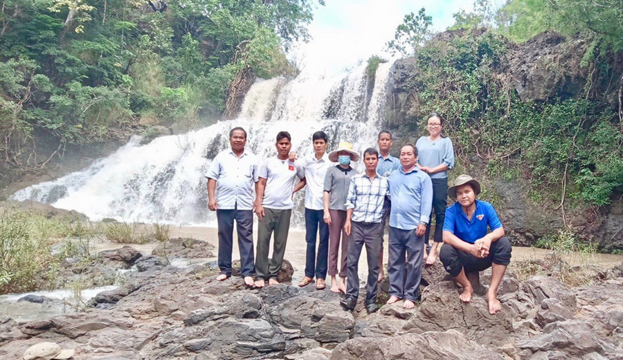 Đại diện các cơ quan, ban, ngành huyện Mang Yang đến khảo sát thác Gô Đôk (ảnh chụp trước tháng 4-2021). Ảnh: R'Ô HOK