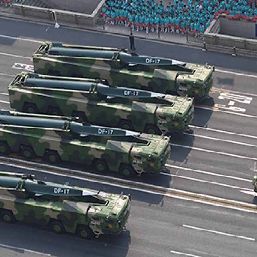  Trung Quốc trình diễn tên lửa siêu thanh Dongfeng-17 vào ngày 1/10/2019. Ảnh: Sputniknews