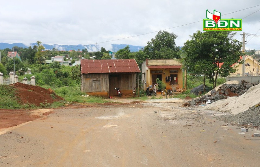 Một tuyến đường ở Đắk Glong phải dừng thi công do chưa giải phóng được mặt bằng