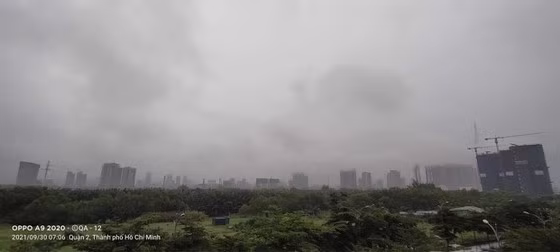 Một vùng thấp ngoài Biển Đông gây mưa tại TPHCM ngày 30-9. Ảnh: Nguyễn Quốc Anh