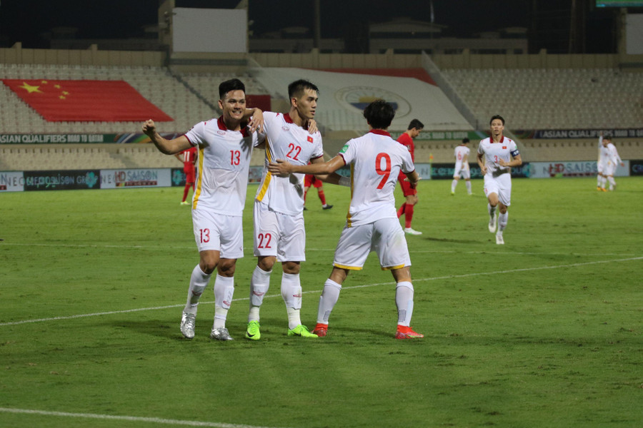 Niềm vui của Tiến Linh, Tấn Tài ngắn chẳng tày gang. Ảnh: Hoàng Quân