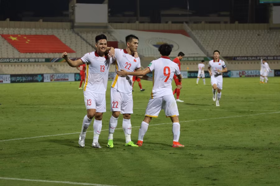 Niềm vui của Tiến Linh, Tấn Tài ngắn chẳng tày gang. Ảnh: Hoàng Quân