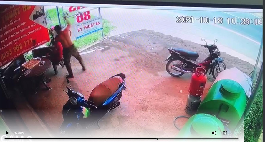 Hung thủ bất ngờ lấy vật giống cây búa trong túi quần ra đập liên tiếp vào đầu nạn nhân. Ảnh cắt từ clip Hung thủ bất ngờ lấy vật giống cây búa trong túi quần ra đập liên tiếp vào đầu nạn nhân. Ảnh cắt từ clip