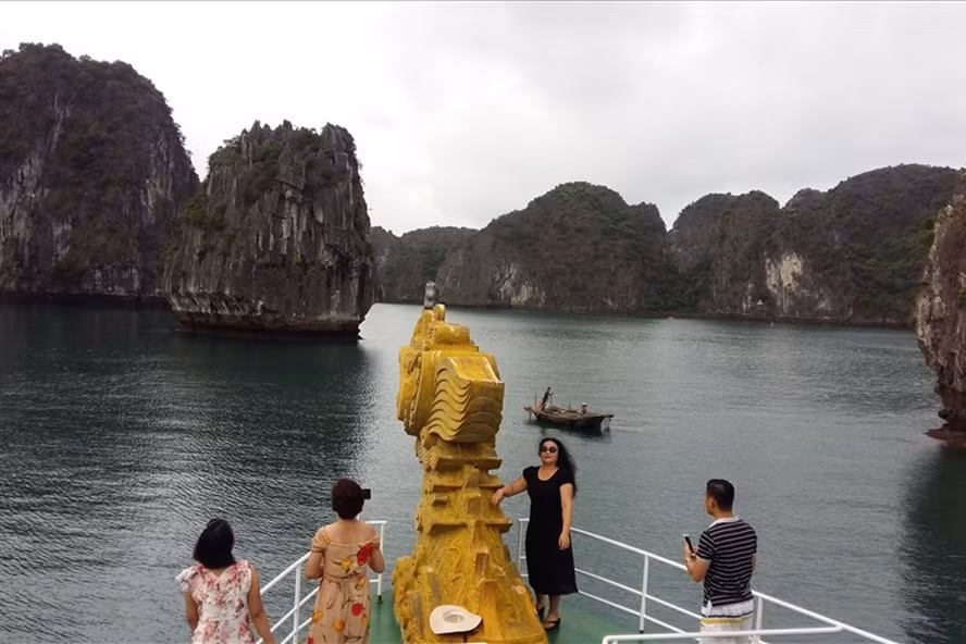 Trong bối cảnh dịch COVID-19 vẫn phức tạp thì việc một nhóm gia đình, bạn bè thuê riêng một tàu du lịch nghỉ đêm trên vịnh Hạ Long được dự đoán sẽ trở thành một xu hướng mới. Ảnh: Nguyễn Hùng