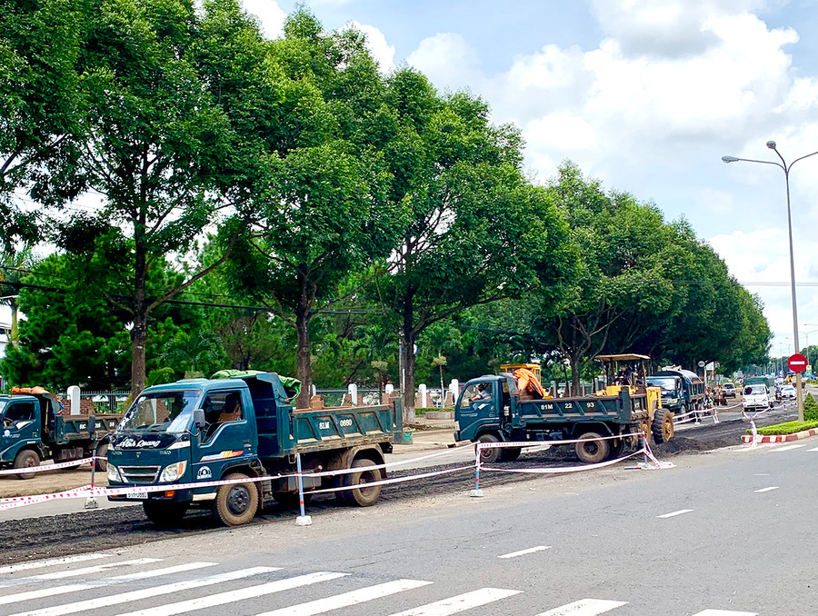 Cải tạo, nâng cấp đường Lê Duẩn (đoạn trước Bệnh viện Đại học Y dược-Hoàng Anh Gia Lai, TP. Pleiku). Ảnh: Hà Duy