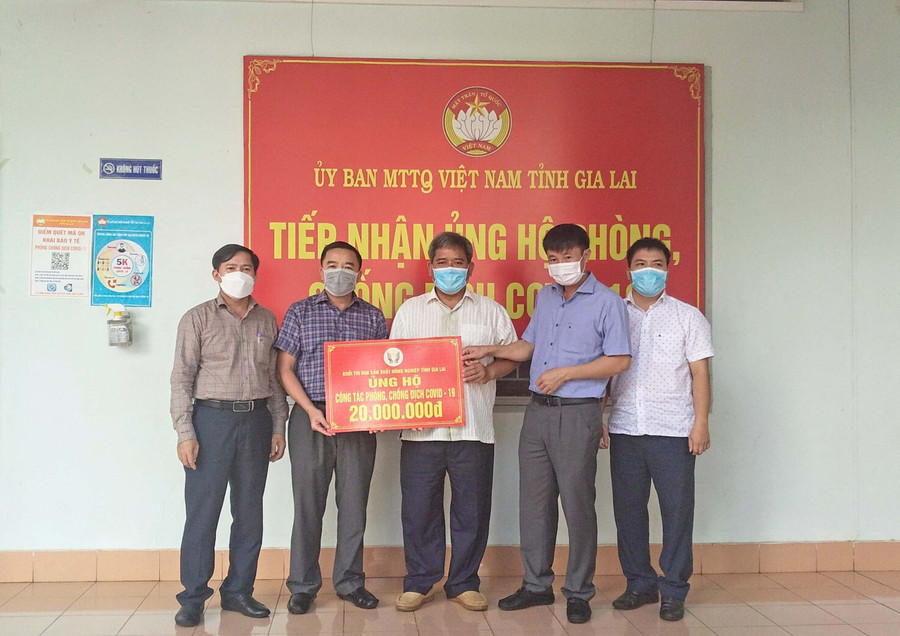 Đại diện Khối thi đua các doanh nghiệp sản xuất nông nghiệp tỉnh trao ủng hộ cho công tác phòng-chống dịch Covid-19 của tỉnh. Ảnh: Lê Đại