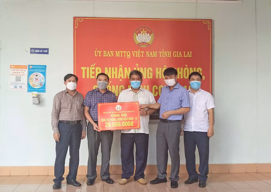 Đại diện Khối thi đua các doanh nghiệp sản xuất nông nghiệp tỉnh trao ủng hộ cho công tác phòng-chống dịch Covid-19 của tỉnh. Ảnh: Lê Đại