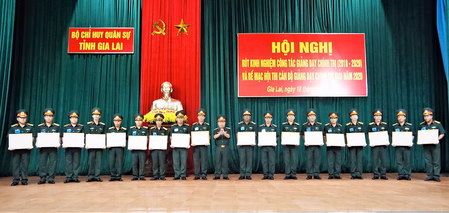 Tại hội thi Cán bộ giảng dạy chính trị giỏi năm 2020, Thiếu tá Lã Thanh Bắc (thứ 8 từ phải sang) xuất sắc xếp vị trí thứ 2 trong lực lượng vũ trang toàn tỉnh. Ảnh: Nhân vật cung cấp