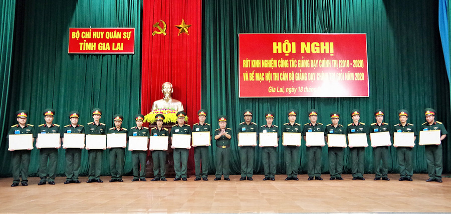 Tại hội thi Cán bộ giảng dạy chính trị giỏi năm 2020, Thiếu tá Lã Thanh Bắc (thứ 8 từ phải sang) xuất sắc xếp vị trí thứ 2 trong lực lượng vũ trang toàn tỉnh. Ảnh: Nhân vật cung cấp