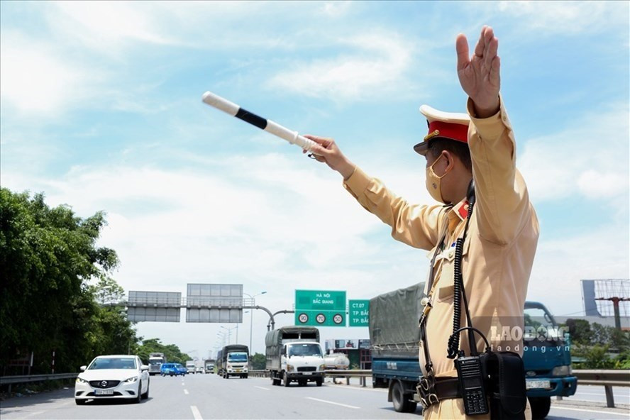 22 chốt kiểm soát của Hà Nội vẫn duy trì sau Nghị quyết 128, vẫn đòi giấy xét nghiệm sau khi Bộ Y tế đã không còn yêu cầu. Ảnh: Tô Thế  22 chốt kiểm soát của Hà Nội vẫn duy trì sau Nghị quyết 128, vẫn đòi giấy xét nghiệm sau khi Bộ Y tế đã không còn yêu cầu. Ảnh: Tô Thế