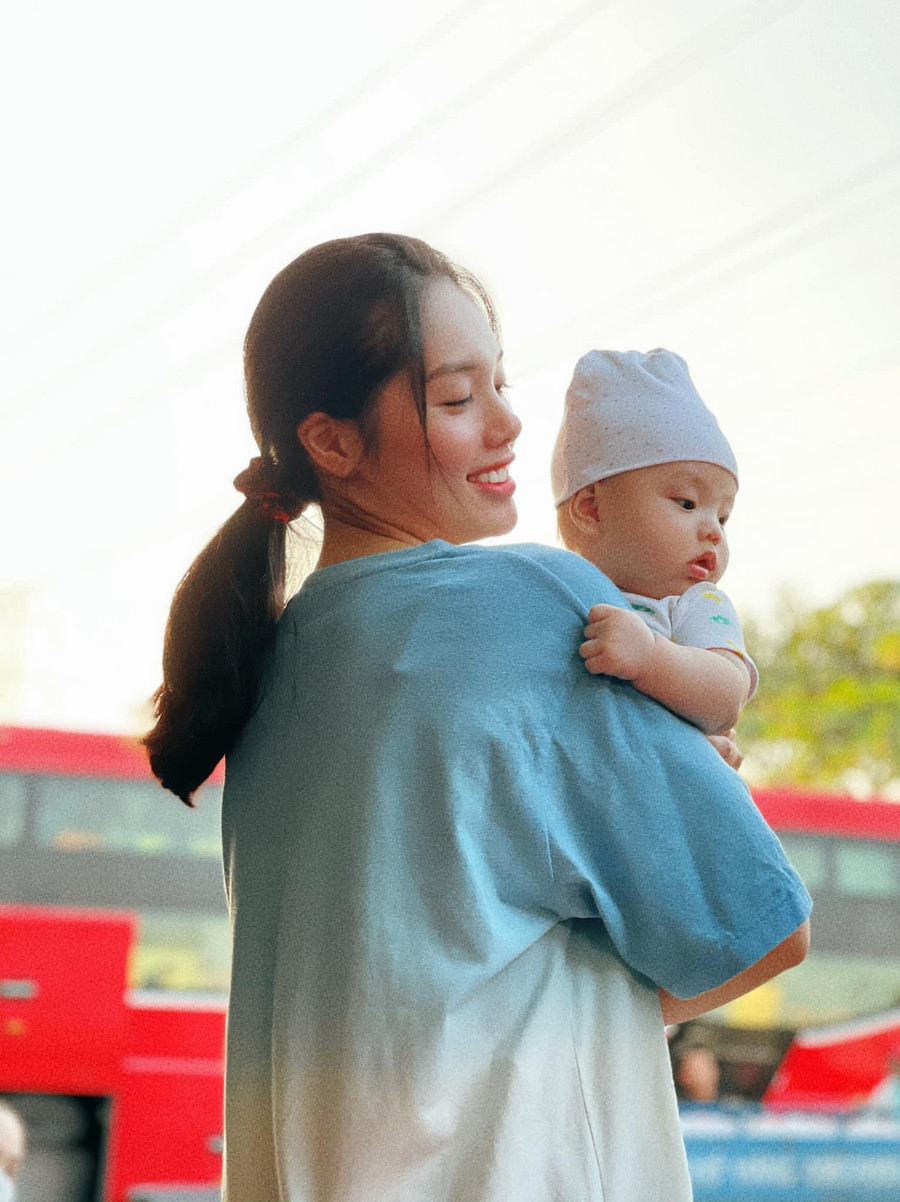 Trâm Anh còn thử sức ở lĩnh vực diễn xuất. Cô góp mặt trong một số dự án như web-drama Kẻ săn tin, Trói buộc yêu thương. Mới đây, cô đảm nhận vai Trinh (người xen vào mối quan hệ của Dư và Trúc) trong phim Cây táo nở hoa. Đặc biệt, đây là dự án có sự tham gia của Trương Thế Vinh. Ảnh: FBNV