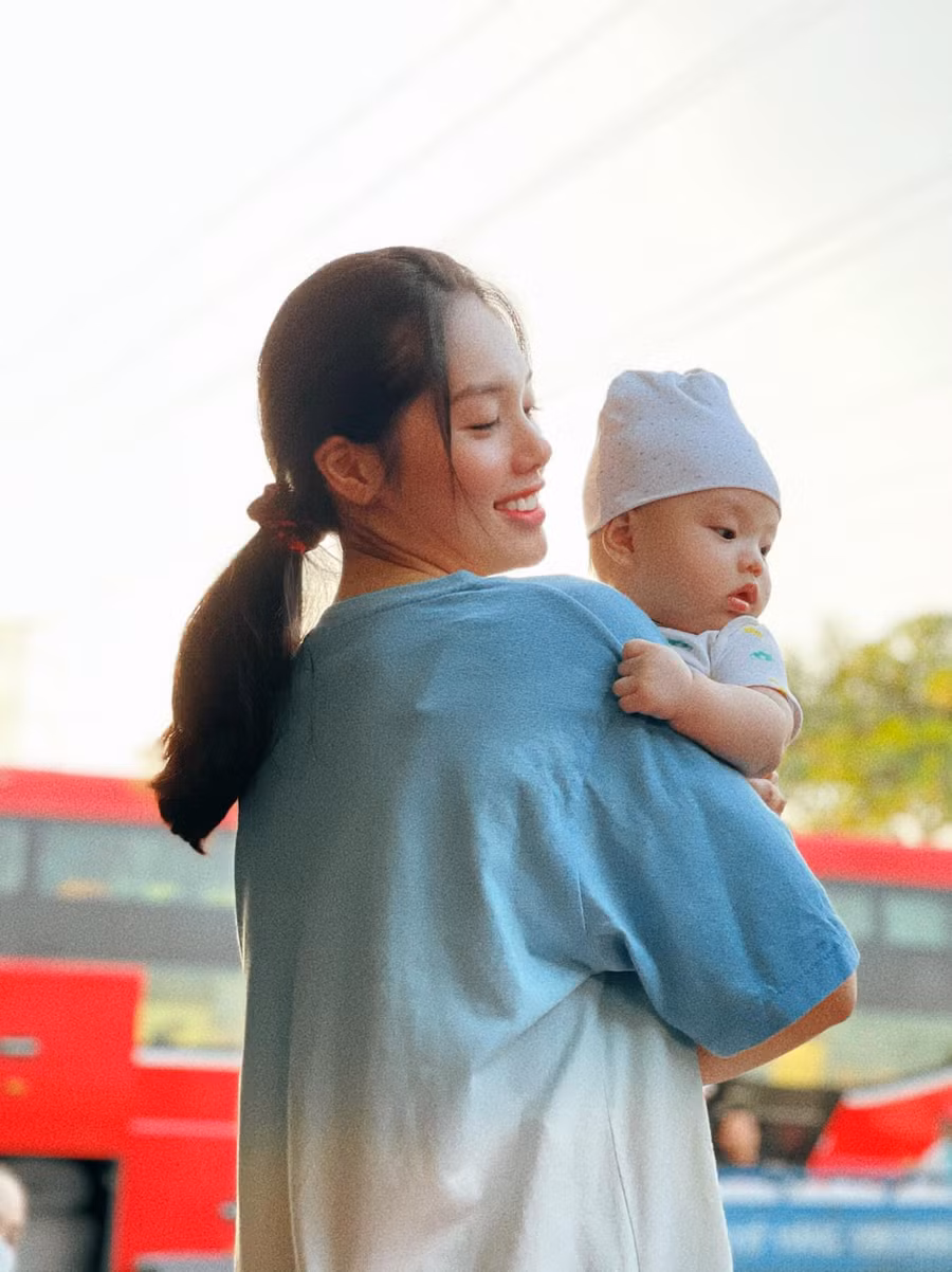 Trâm Anh còn thử sức ở lĩnh vực diễn xuất. Cô góp mặt trong một số dự án như web-drama Kẻ săn tin, Trói buộc yêu thương. Mới đây, cô đảm nhận vai Trinh (người xen vào mối quan hệ của Dư và Trúc) trong phim Cây táo nở hoa. Đặc biệt, đây là dự án có sự tham gia của Trương Thế Vinh. Ảnh: FBNV