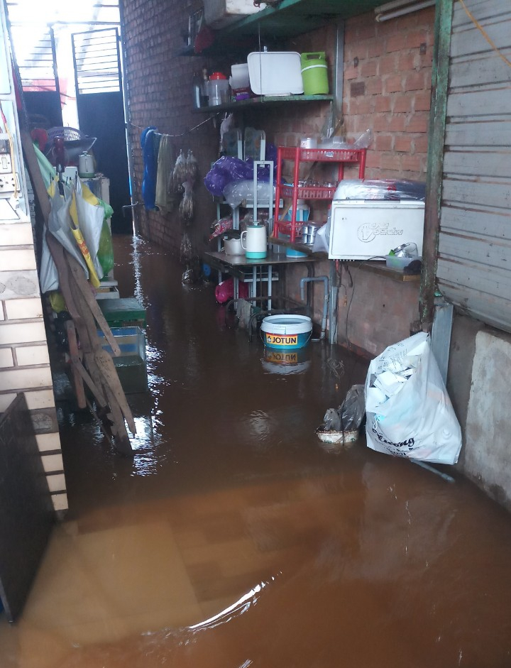 Nước tràn vào nhà ông Phạm Văn Biết (437 Lý Thái Tổ). Ảnh: Nhân Kiệt