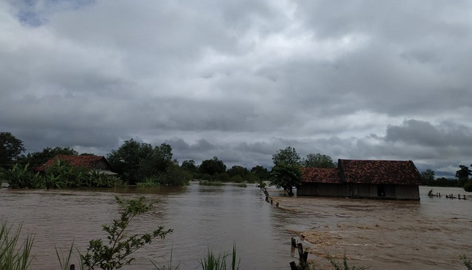  Hàng chục ngôi nhà bị ngập sâu trong nước lũ