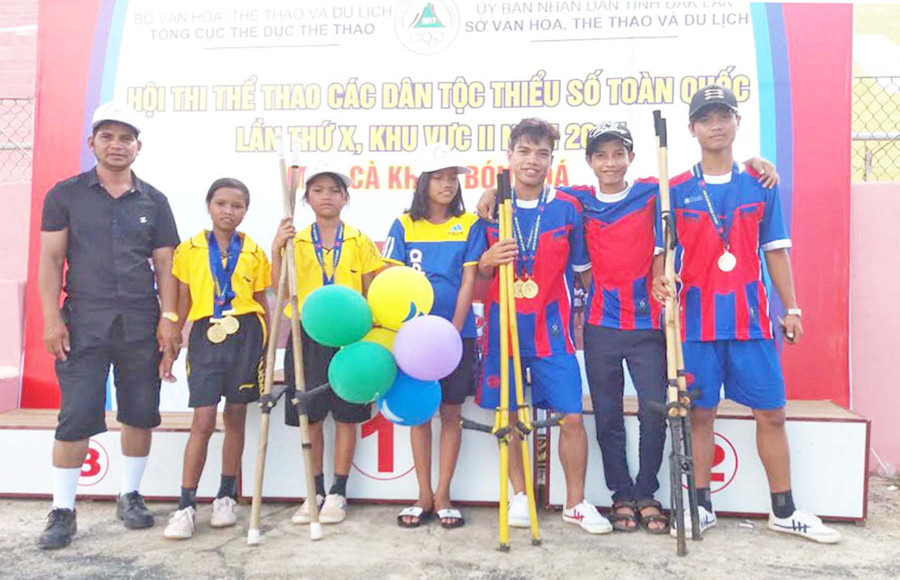 Anh Tham (thứ 3 từ phải sang) tại Hội thi thể thao các dân tộc thiểu số toàn quốc lần thứ X năm 2017. Ảnh: Thanh Duy Anh Tham (thứ 3 từ phải qua) tại Hội thi thể thao các dân tộc thiểu số toàn quốc lần thứ X năm 2017. Ảnh: Thanh Duy