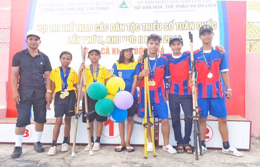 Anh Tham (thứ 3 từ phải qua) tại Hội thi thể thao các dân tộc thiểu số toàn quốc lần thứ X năm 2017. Ảnh: Thanh Duy