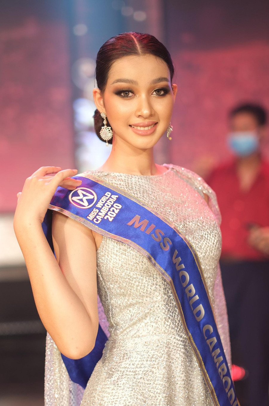 Phum Sophorn đăng quang Hoa hậu Campuchia 2020 và trở thành đối thủ của Đỗ Thị Hà tại Miss World 2021. Cô gái 18 tuổi gây ấn tượng bởi nhan sắc ngọt ngào, nữ tính. Ảnh: FBNV