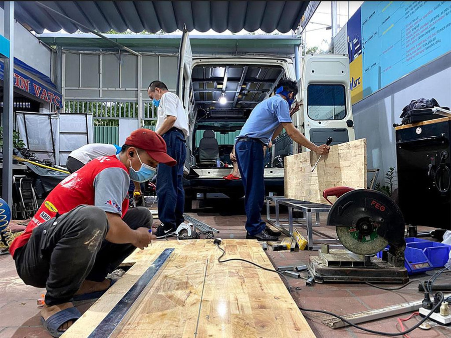 “Đội đặc nhiệm” tập trung ráp chiếc xe cứu thương đầy đủ công năng