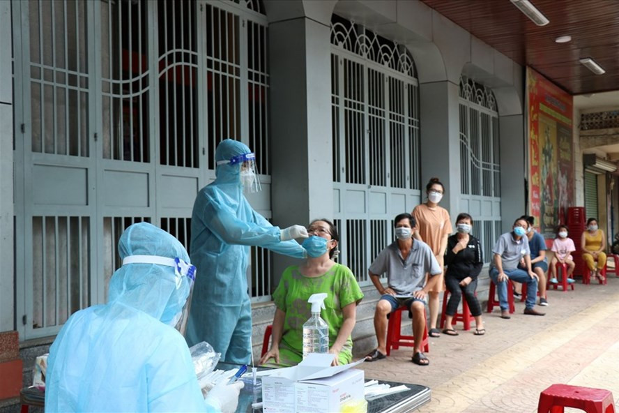 Lực lượng y tế tỉnh Đắk Lắk xét nghiệm COVID-19 cho người dân tại một ổ dịch trên địa bàn. Ảnh: B.T