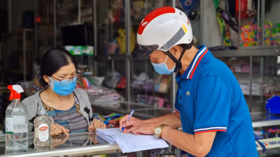 Tổ Covid cộng đồng tổ 2 (phường Phù Đổng, TP.Pleiku) đi rà soát danh sách các đối tượng tiêm phòng Covid-19. Ảnh: Bá Bính