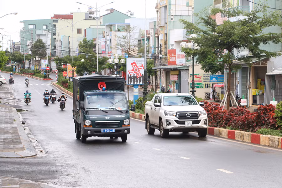 Lực lượng chức năng phường Hoa Lư (TP. Pleiku) tổ chức tuyên truyền lưu động cho người dân thực hiện các biện pháp phòng-chống dịch. Ảnh: Quang Tấn