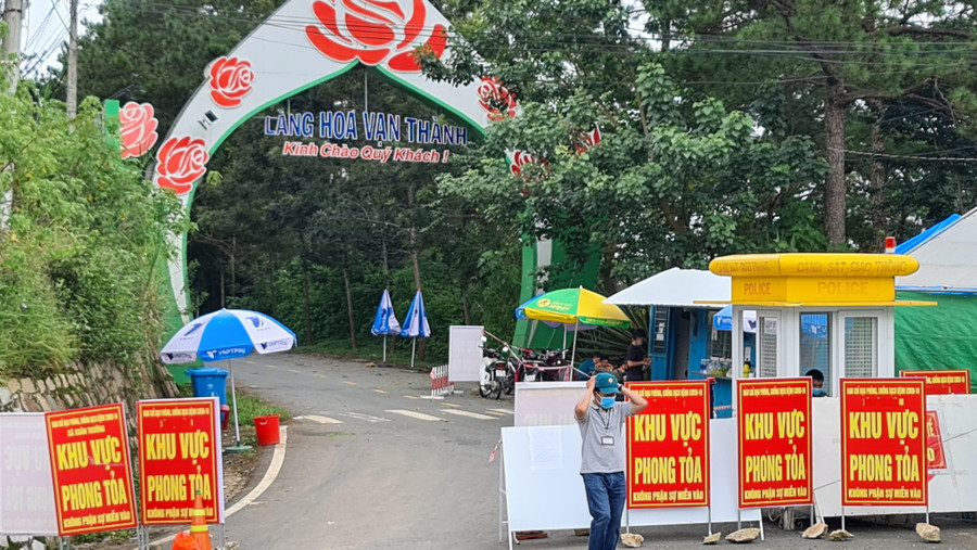 Sáng 12.10 ổ dịch Covid-19 làng hoa Vạn Thành không có ca nhiễm mới. Ảnh: Lâm Viên