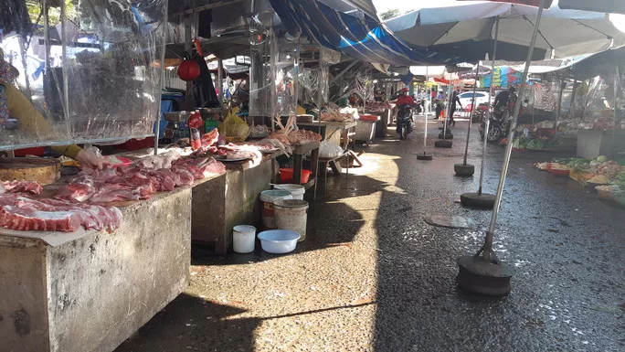 Hàng hóa được chuyển qua hàng rào lưới B40