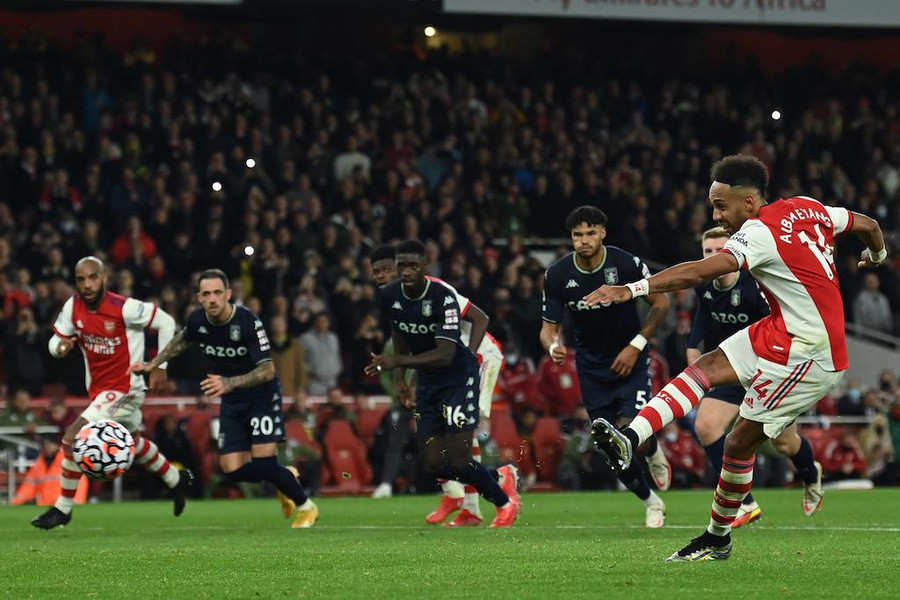 Aston Villa (áo đen) không thể đứng vững trước sức ép từ Arsenal