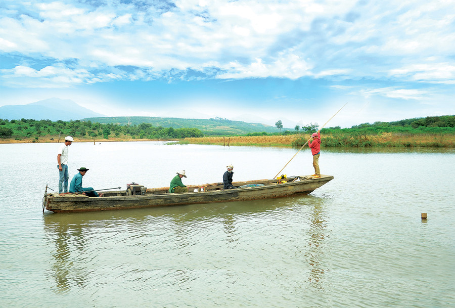 Người dân đi thuyền trên sông Pô Cô (đoạn qua huyện Ia Grai) đều không mặc áo phao. Ảnh: Phương Linh Người dân đi thuyền trên sông Pô Cô (đoạn qua huyện Ia Grai) đều không mặc áo phao. Ảnh: Phương Linh