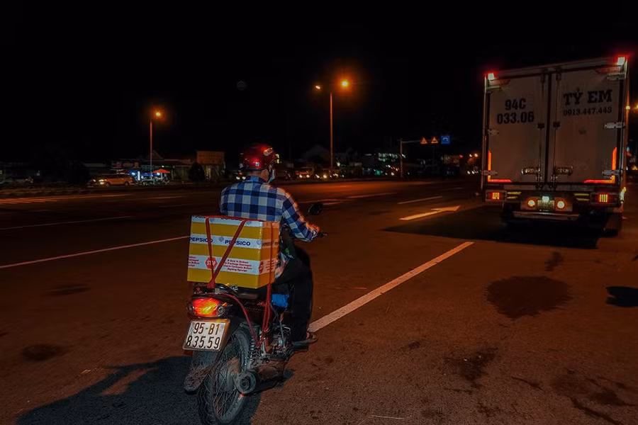 Anh Tươi tiếp tục hành trình đưa vợ về bên con cái, cha mẹ. Ảnh: Duy Tân