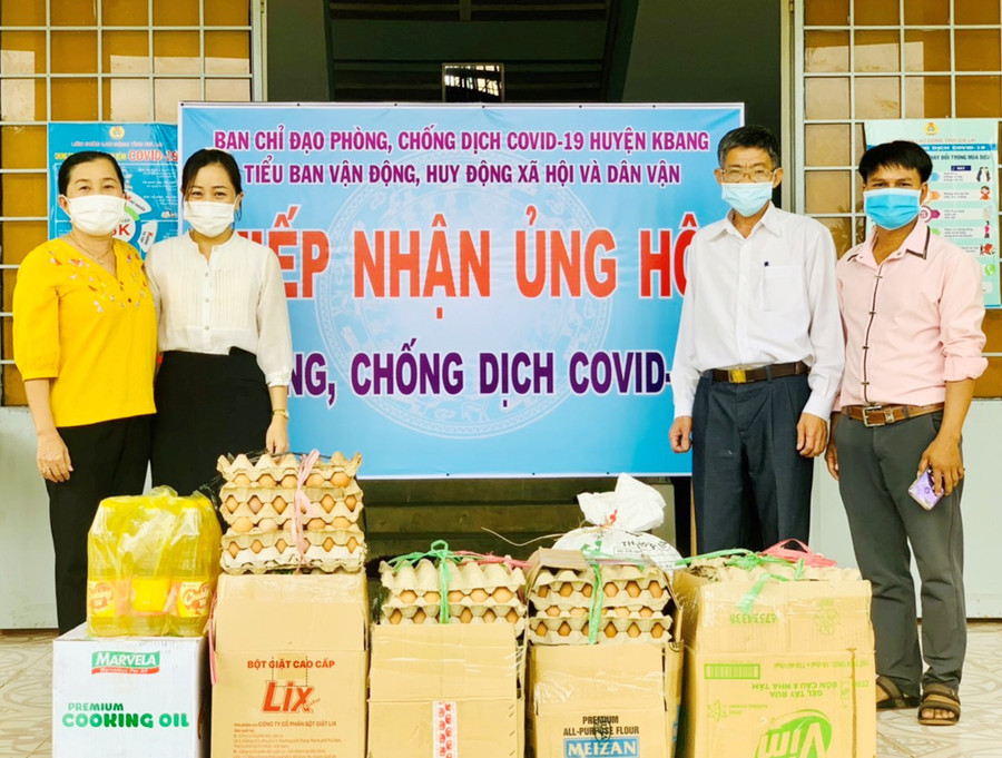  Đại diện Tiểu ban Vận động, huy động xã hội và Dân vận tiếp nhận sự ủng hộ cho công tác phòng-chống dịch Covid-19 trên địa bàn huyện Kbang. Ảnh: Lê Đại