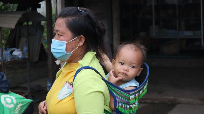 Không thể cầm cự tiếp, nhiều người quyết định về quê... dù phải đi bộ. Ảnh: Hoàng Giáp 