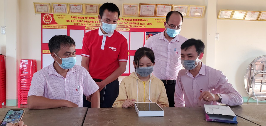 Công đoàn Ngân hàng Chính sách Xã hội tỉnh trao tặng máy tính bảng cho em Trần Huỳnh Yến Nhi (xã Hòa Phú, huyện Chư Păh). Ảnh: Hải Bình Công đoàn Ngân hàng Chính sách Xã hội tỉnh trao tặng máy tính bảng cho em Trần Huỳnh Yến Nhi (xã Hòa Phú, huyện Chư Păh). Ảnh: Hải Bình