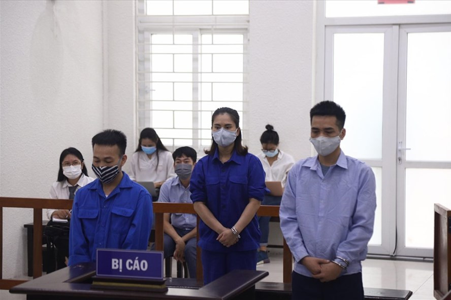 Từ trái qua: Các bị cáo Trung, Quyên và Dũng tại phiên tòa sáng 8.10. Ảnh: Danh Dự Từ trái qua: Các bị cáo Trung, Quyên và Dũng tại phiên tòa sáng 8.10. Ảnh: Danh Dự