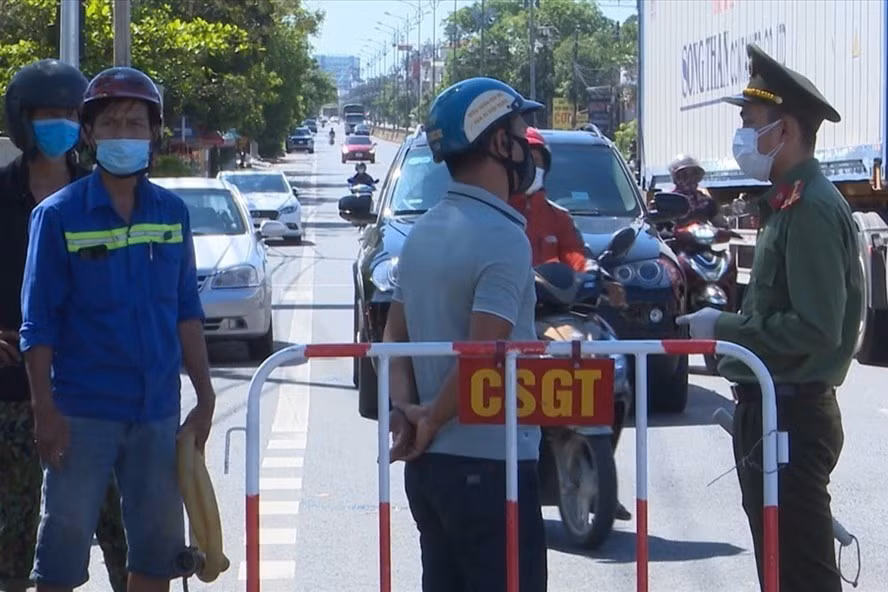  Tạo điều kiện cho người dân đi lại để phục hồi kinh tế Ảnh: LDO