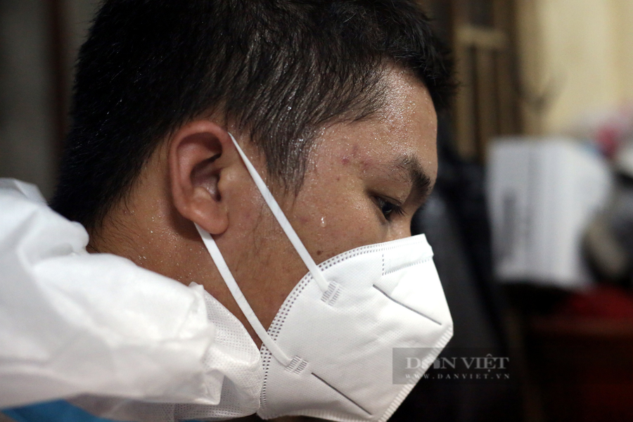 Em Trần Đức Thành, thành viên của nhóm thiện nguyện Nhất Tâm sững sờ, khóc toáng lên, khi hay tin bà ngoại mất do Covid-19. Ảnh: Chinh Hoàng