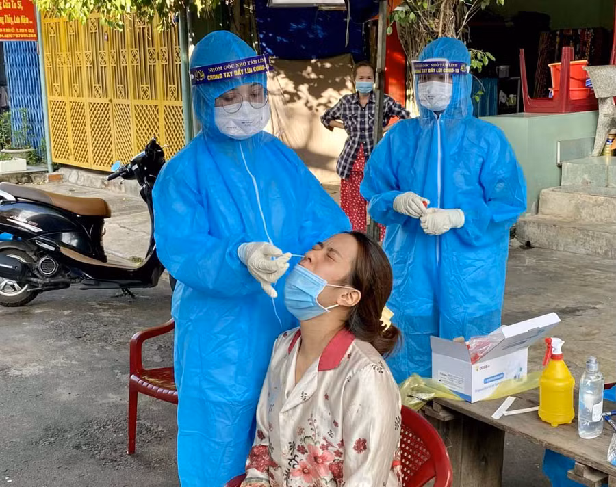 Lấy mẫu xét nghiệm tầm soát SARS-CoV-2 cho người dân. Ảnh: Như Nguyện