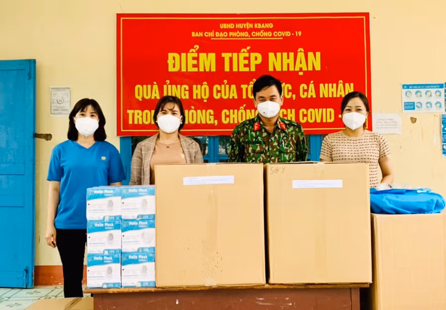  Đại diện lãnh đạo Mặt trận và LĐLĐ huyện Kbang trao hỗ trợ cho cơ sở cách ly tập trung tại Trường THCS Dân tộc nội trú huyện Kbang. Ảnh: Lê Đại