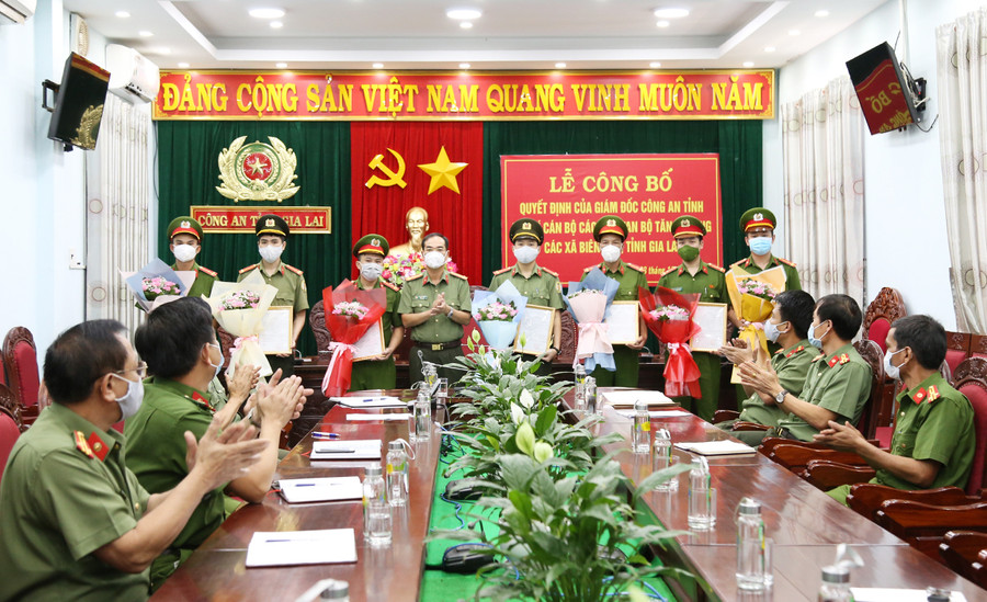 Đại tá Phạm Hữu Trường trao Quyết định của Giám đốc Công an tỉnh về việc bố trí cán bộ các cơ quan Bộ tăng cường xã biên giới. Ảnh: Lê Ánh Đại tá Phạm Hữu Trường trao Quyết định của Giám đốc Công an tỉnh về việc bố trí cán bộ các cơ quan Bộ tăng cường xã biên giới. Ảnh: Lê Ánh