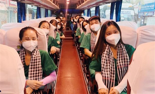 Nhiều thành viên tham gia đến Chương trình về nguồn với những tour du lịch thí điểm của Thành phố Hồ Chí Minh, thích thú khi lần đầu tiên quàng lên cổ chiếc khăn rằn Nam Bộ. Ảnh: TTXVN phát