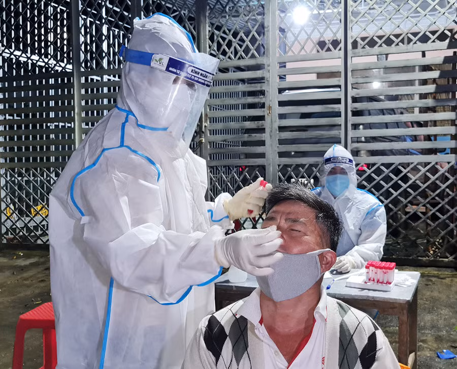 Nhân viên y tế lấy mẫu xét nghiệm SARS-CoV-2 người dân khu vực hẻm 112/1 Tôn Thất Tùng (tổ 10, phường Phù Đổng, TP. Pleiku). Ảnh: Bá Bính Nhân viên y tế lấy mẫu xét nghiệm SARS-CoV-2 người dân khu vực hẻm 112/1 Tôn Thất Tùng (tổ 10, phường Phù Đổng, TP. Pleiku). Ảnh: Bá Bính