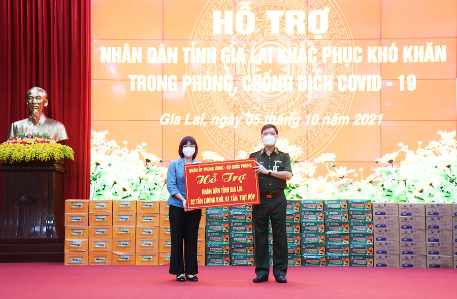 Thay mặt Quân ủy Trung ương, Bộ Quốc phòng, Trung tướng Ngô Minh Tiến hỗ trợ tỉnh 2 tấn lương khô và 1 tấn thịt hộp nhằm khắc phục khó khăn trong phòng-chống dịch Covid-19. Ảnh: Minh Nguyễn Thay mặt Quân ủy Trung ương, Bộ Quốc phòng, Trung tướng Ngô Minh Tiến hỗ trợ tỉnh 2 tấn lương khô và 1 tấn thịt hộp nhằm khắc phục khó khăn trong phòng-chống dịch Covid-19. Ảnh: Minh Nguyễn