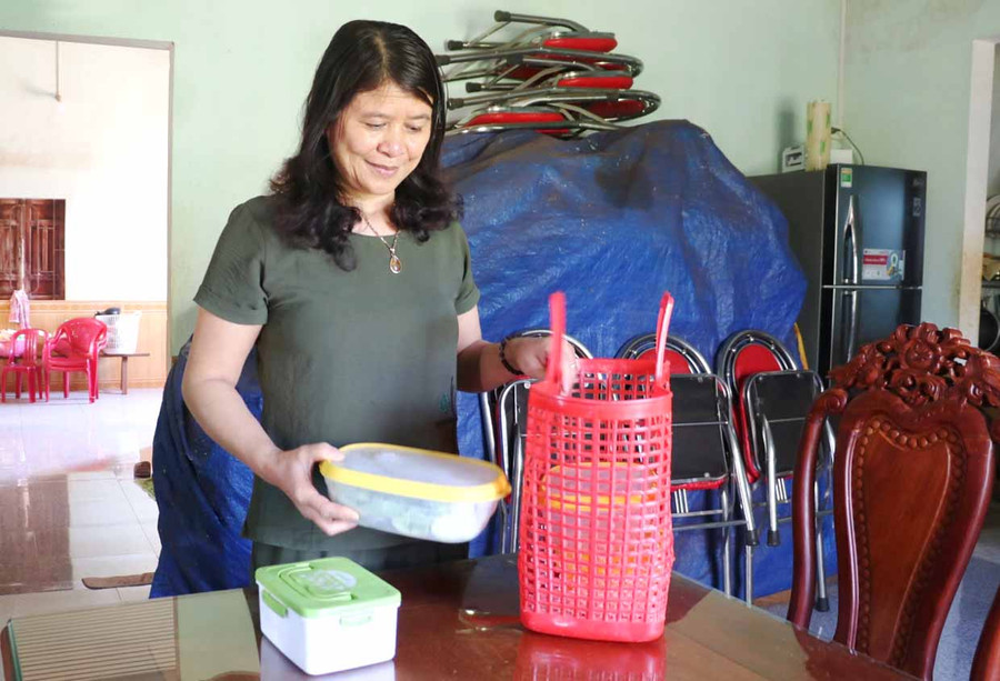 Bà Lưu Thị Duyên (thôn Đoàn Kết, xã Bờ Ngoong, huyện Chư Sê) đi chợ bằng giỏ nhựa và hộp nhựa để giảm bớt việc sử dụng túi ni lông. Ảnh: Nhật Hào