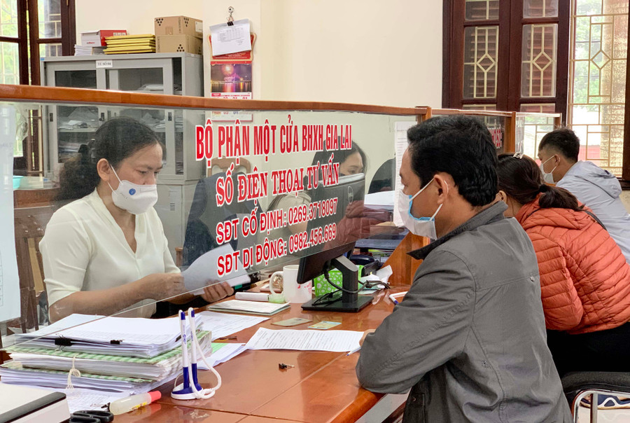  Người dân đến giải quyết thủ tục hành chính tại BHXH tỉnh. Ảnh: Như Nguyện